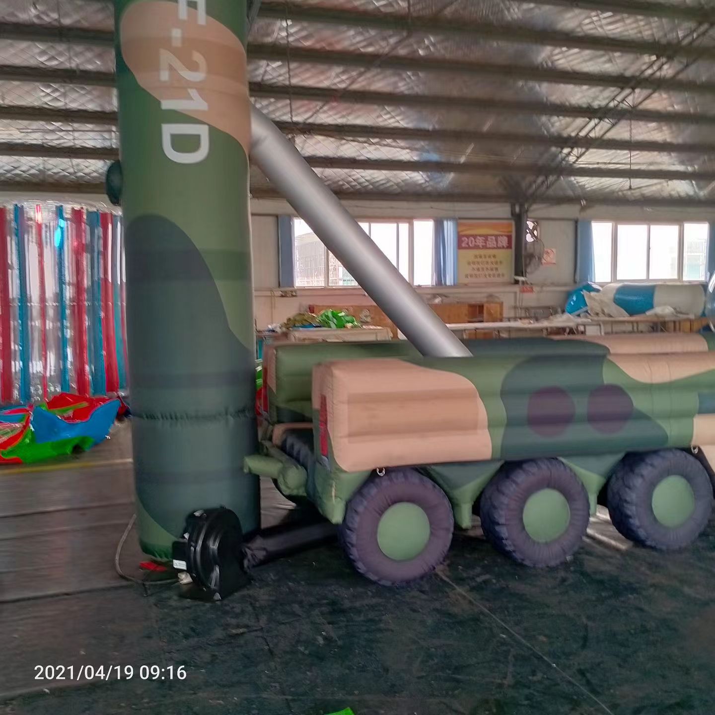 兴宁军事演习中的充气目标车辆：模拟发射车雷达车坦克飞机